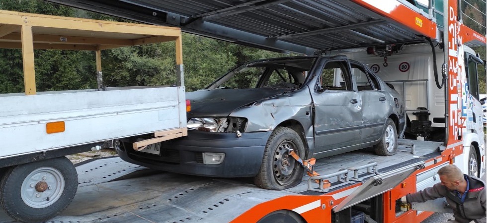 Dopo le segnalazioni a Il Dolomiti, l'auto abbandonata nei boschi del Catinaccio è stata rimossa